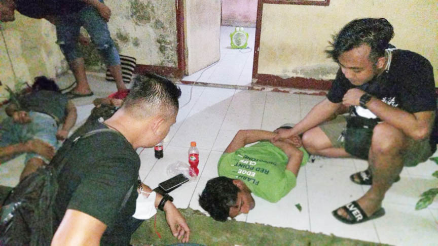DIBORGOL: Tim Satresnarkoba Polresta Mataram menangkap jaringan pengedar sabu Mataram-Medan di salah satu kos-kosan wilayah Bebidas, Pagesangan, Kota Mataram, Jumat malam (13/1) lalu. (Harli/Lombok Post)