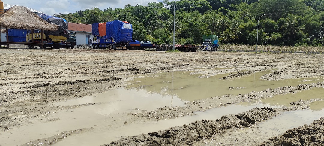 PERLU DIBENAHI: parkir SEGENTER dikeluhkan sopir truk karena dinilai belum memadai. Seperti kontur tanahnya yang becek. (HABIBUL ADNAN/LOMBOK POST)