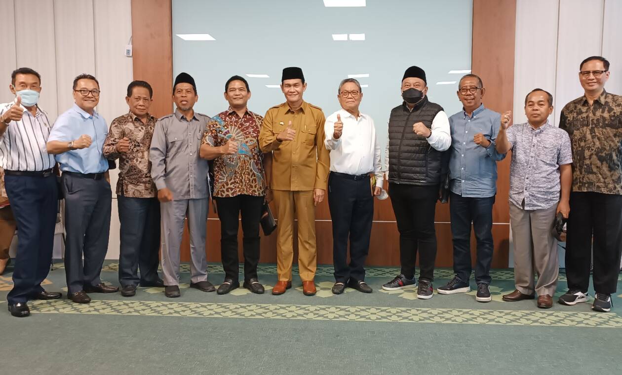 SIAP MENGAWAL: Para pimpinan dan anggota Pansus Revisi Perda RTRW NTB saat berfoto bersama Wakil Bupati HM Nursiah (tengah) di kantor bupati Loteng, Senin (16/1). (Dedi/Lombok Post)