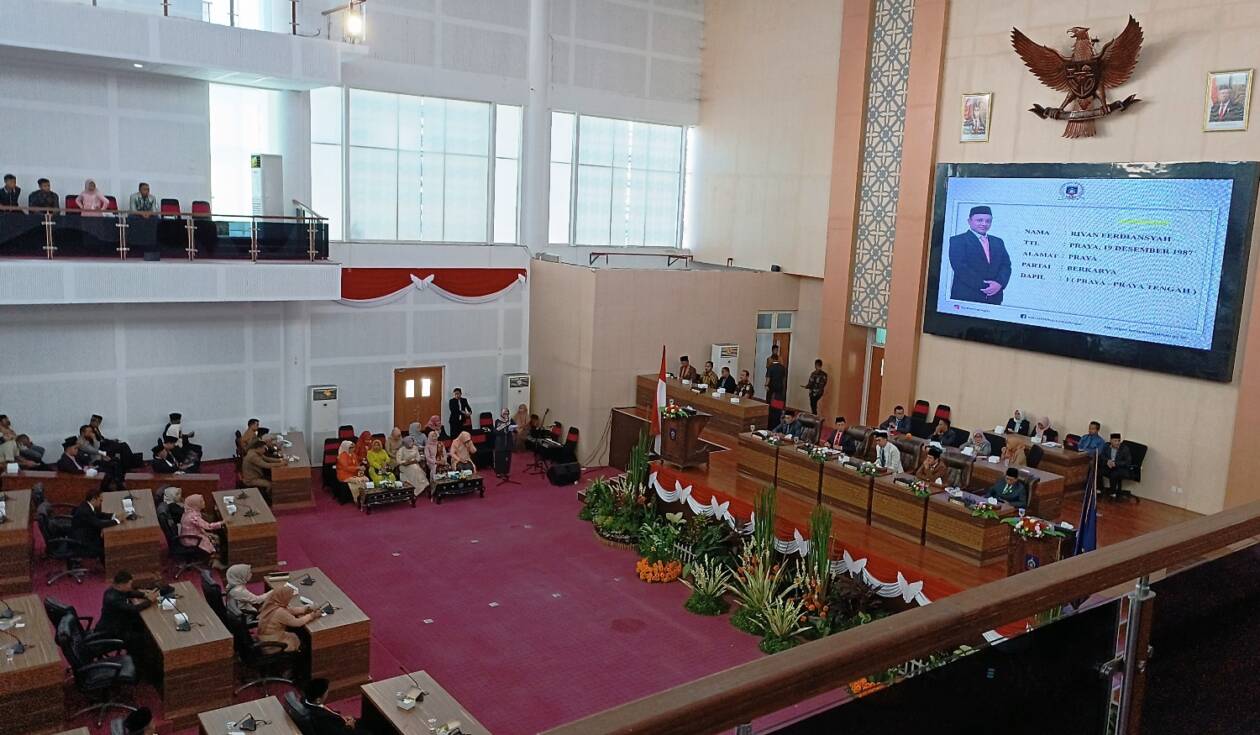 SIDANG PARIPURNA: Para pimpinan dan anggota DPRD Loteng saat mengikuti sidang paripurna, Kamis (12/1).