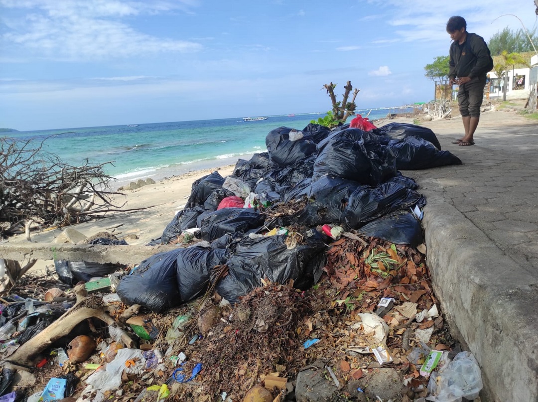 MENUMPUK: Salah satu spot yang terdapat sampah menumpuk di Gili Air, beberapa hari lalu.(FERIAL/LOMBOK POST)