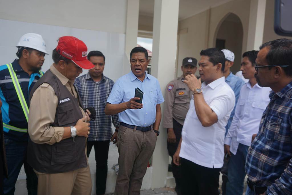 TINJAU KIHT: Wakil Ketua Komisi II DPRD Provinsi NTB H Haerul Warisin (tengah) mempertanyakan temuan beberapa persoalan pembangunan KIHT kepada Kepala Distanbun NTB Fathul Gani (kiri) di Desa Paokmotong, Kecamatan Masbagik, Senin (9/1). (Fatih/Lombok Post