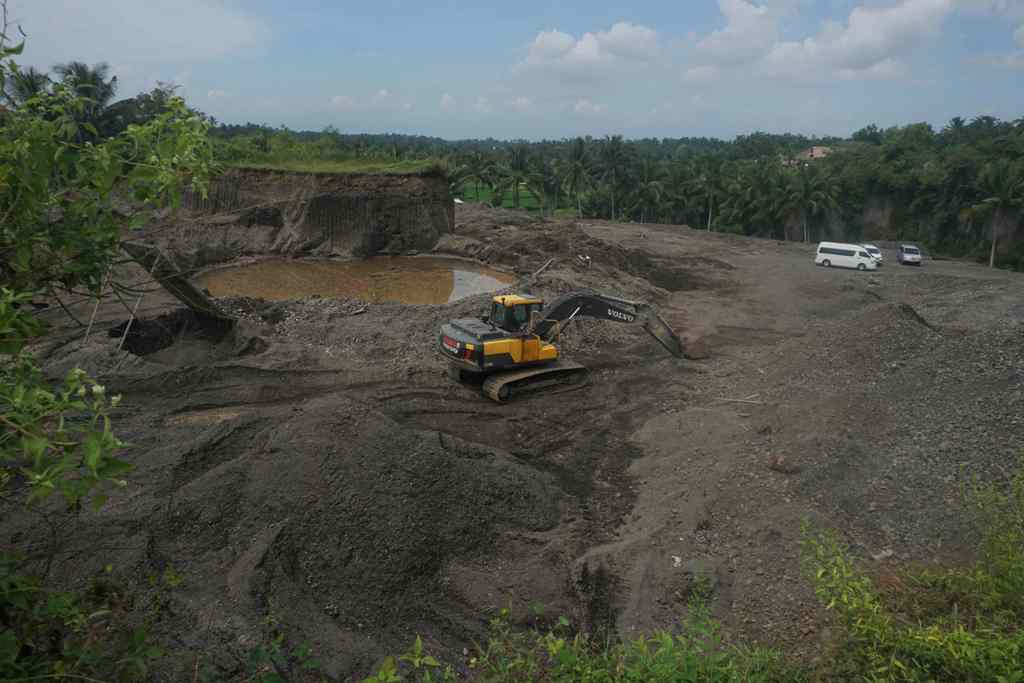 GALIAN C: Sebuah alat berat terlihat di salah satu tambang galian C di wilayah Kecamatan Pringgasela, beberapa waktu lalu. (Dok Lombok Post)