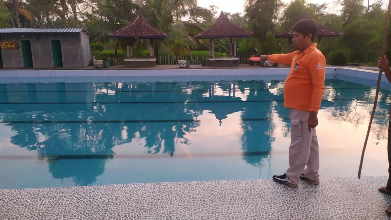 OLAH TKP: Tim Inafis Polres Lotim mengidentifikasi tempat kejadian perkara di sebuah kolam renang di Dusun Otak Desa, Desa Kotaraja, Kecamatan Sikur, Sabtu (14/1) lalu. (Humas Polres Lotim for Lombok Post)