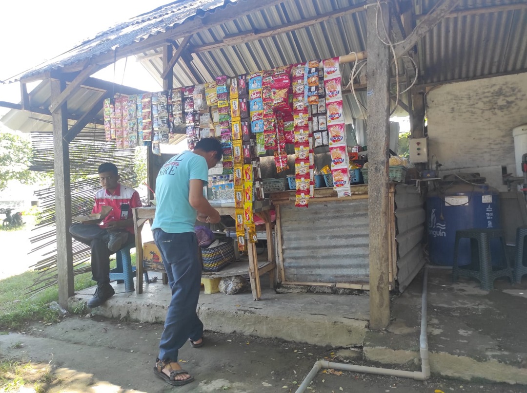 SUBSIDI BUNGA: Salah satu usaha mikro di Tanjung yang berpotensi mendapatkan bantuan subsidi bunga pinjaman modal usaha dari Pemerintah KLU, kemarin (10/1).(FERIAL/LOMBOK POST)