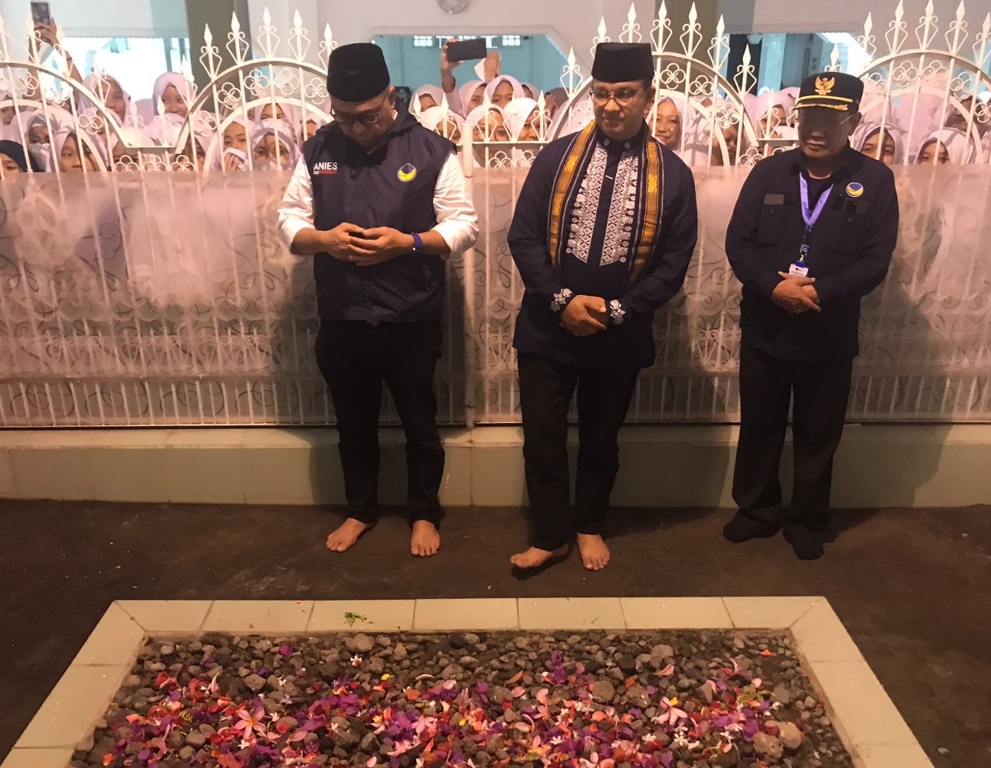 ZIARAH MAKAM: Bacapres dari Partai Nasdem Anies Rasyid Baswedan (tengah) didampingi Wabup Lotim H Rumaksi yang juga menjadi Ketua DPD Partai Nasdem Lotim (kanan) berziarah ke makam pahlawan nasional TGKH Muhammad Zainuddin Abdul Madjid di Pancor, Kecamata