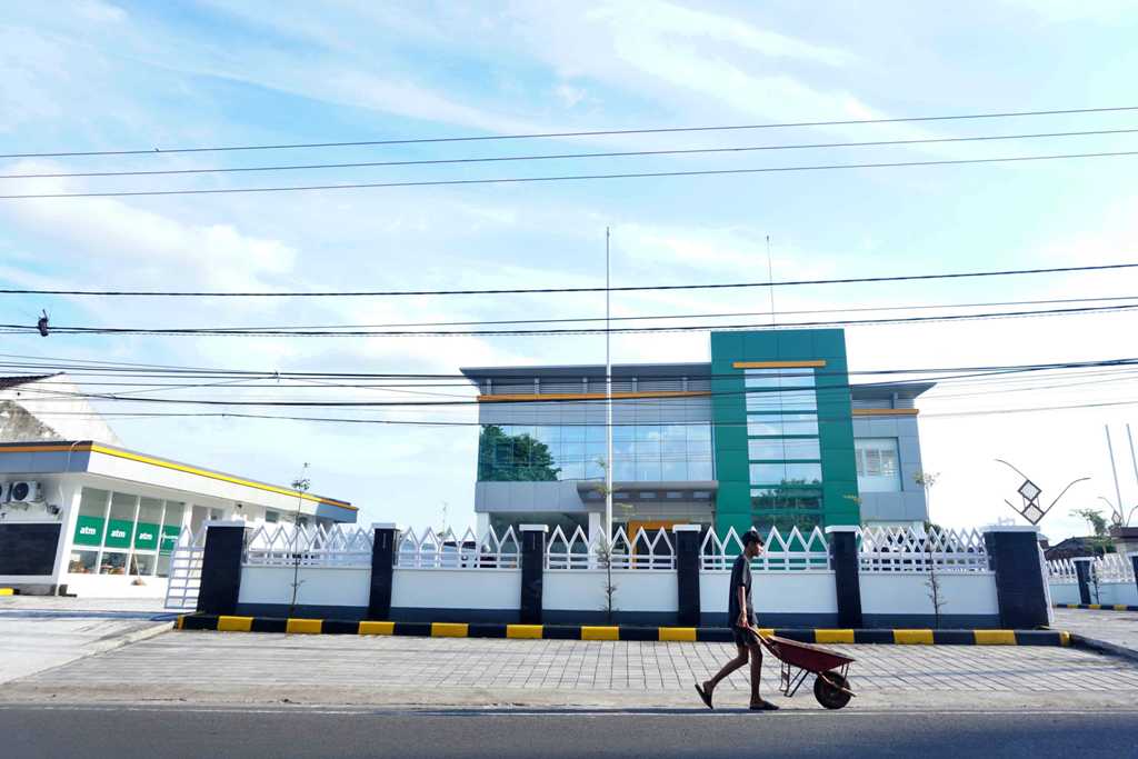SIAP DITEMPATI: Gedung kantor baru Bank NTB Syariah Cabang Selong di Jalan TGKH Muhammad Zainuddin Abdul Madjid. (Fatih/Lombok Post)