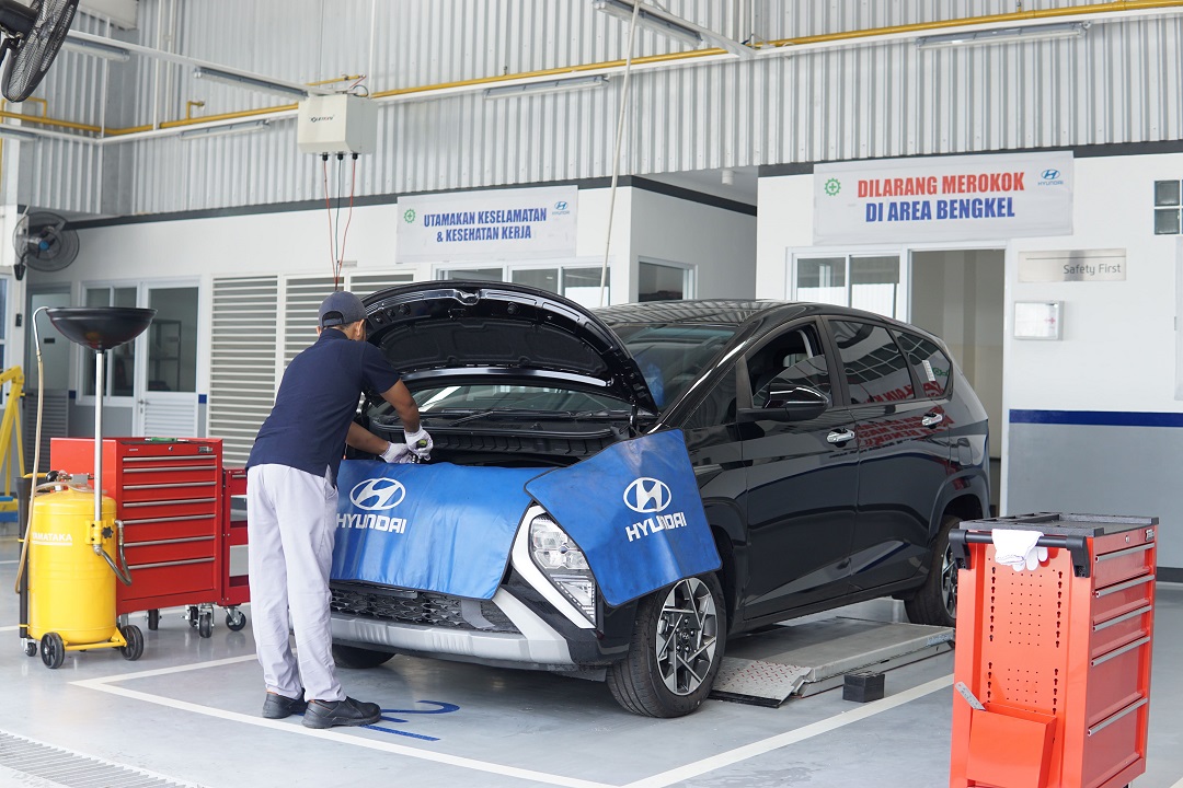 LAYANAN AFTER SALES: Mekanik memberikan layanan aftersales kepada salah satu unit Stargazer di Pekanbaru, kemarin (20/1).(HMID FOR LOMBOK POST)