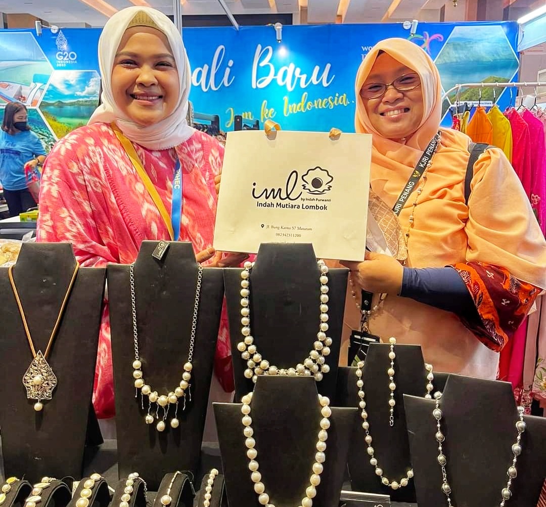 PASARKAN MUTIARA LOMBOK: Owner Indah Mutiara  Lombok Indah Purwanti Ningsih (kiri) dalam kegiatan di Malaysia, beberapa waktu lalu.(IML FOR LOMBOK POST)