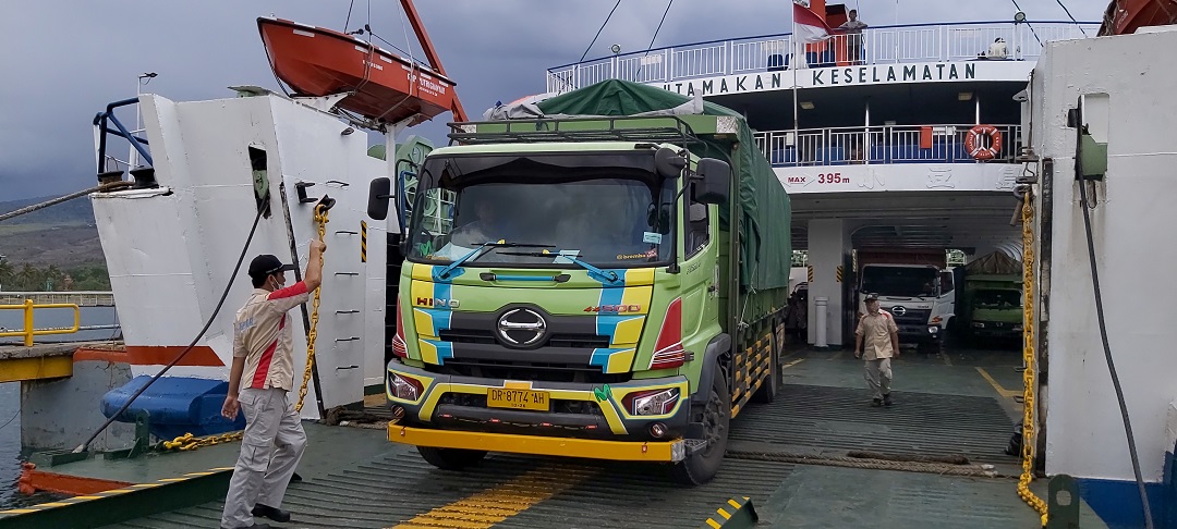 MASUK KAPAL: Sebuah truk sedang masuk ke area kapal yang akan menyeberang di Pelabuhan Kayangan, Lotim, beberapa waktu lalu.(NURUL/LOMBOK POST)