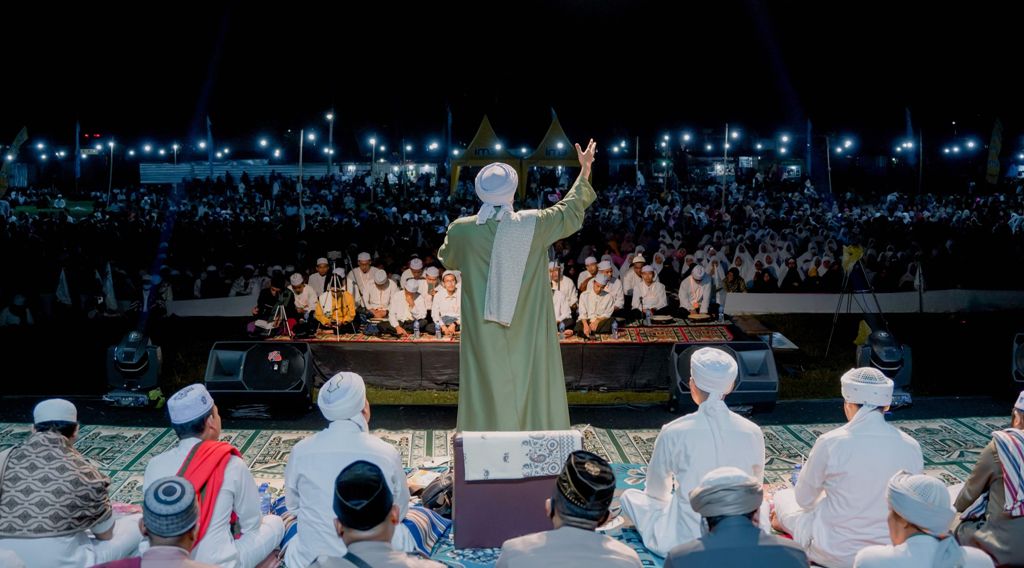 SAKRA BERSHOLAWAT: Ribuan umat muslim membanjiri lapangan Gora Sakra dalam kegiatan Tablig Akbar ke-2 bertajuk Sakra Bersholawat, Kamis malam (26/1) lalu. (Fatih/Lombok Post)