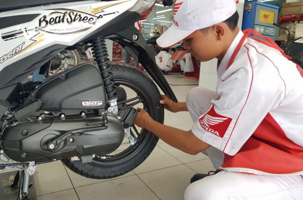 FOKUS: Mekanik Honda saat melakukan pemeliharaan kendaraan konsumen, beberapa waktu lalu.(HONDA FOR LOMBOK POST)