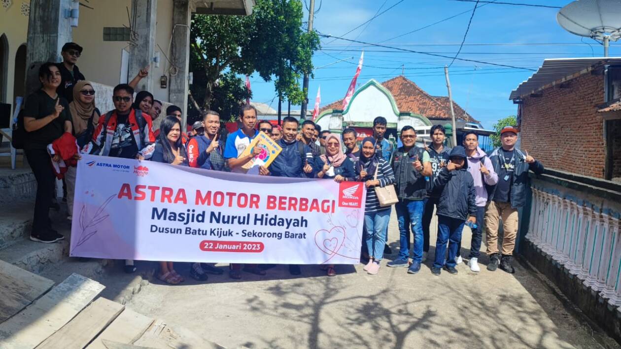 KOMPAK: Manajemen dan karyawan Astra Motor NTB usai penyerahan CSR di Masjid Nurul Hidayah, Sekotong, pekan lalu.(HONDA FOR LOMBOK POST)