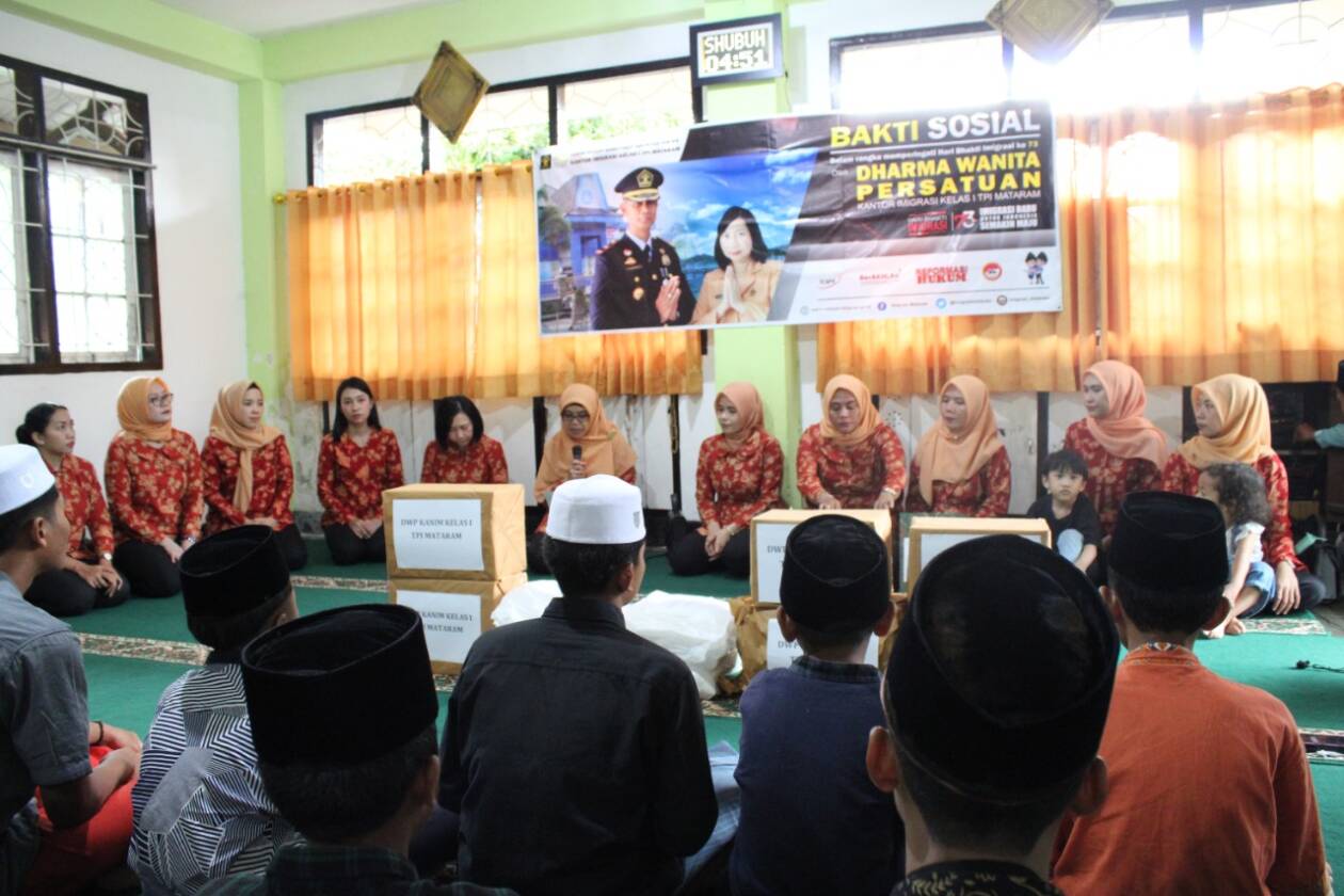 Bakti sosial yang dilakukan DWP Kantor Imigrasi Mataram, Rabu (25/1).