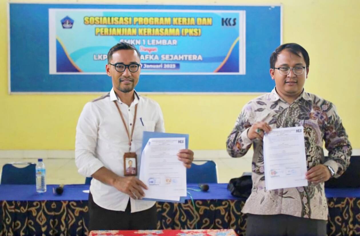 JALIN KEMITRAAN BAIK: Kepala SMKN 1 Lembar Ahmad Quroni (kiri) bersama perwakilan dari pihak perusahaan nasional LPK Kibou Kafka Sejahtera, memperlihatkan bukti PKS, terkait peningkatan kompetensi peserta didik, dalam upaya membuka peluang magang kerja di