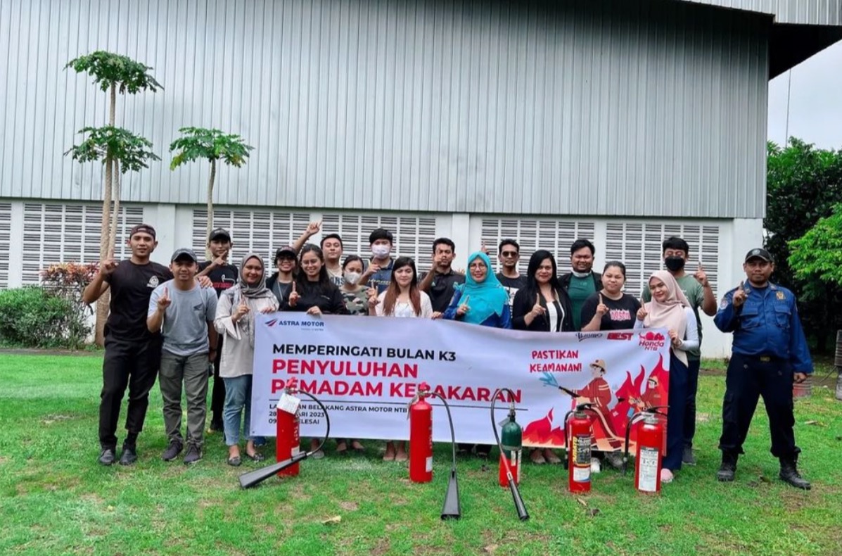 KOLABORASI: Karyawan Astra Motor NTB bersama tim pemadam kebakaran, beberapa waktu lalu. (HONDA FOR LOMBOK POST)
