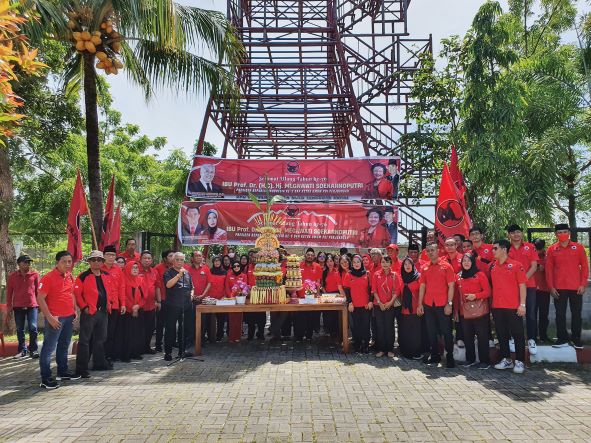 Ketua DPD PDIP NTB H Rachmat Hidayat besama para kader dan pengurus DPD PDIP NTB, dan Pengurus DPC PDIP Kota Mataram saat pengoperasian Dapur Umum yang membagikan makanan kepada warga sebagai wujud rasa syukur dan kebahagiaan atas Ultah ke-76 Ketua Umum D