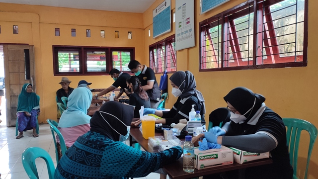 BAKTI SOSIAL: Siloam Hospitals Mataram menggelar bakti sosial berupa pengecekan kesehatan gratis dan pembagian sembako, Sabtu (28/1).( Didit/Lombok Post)
