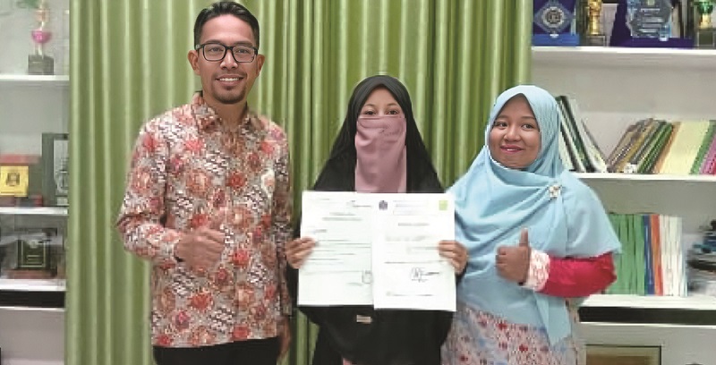 BERPRESTASI: Mahasiswa Kelas Riset FKIP Ummat Atin Nurhalimah (tengah), bersama Dekan FKIP Ummat Muhammad Nizaar (kiri) dan Dosen Metode Statistika FKIP Ummat Vera Mandailina, beberapa waktu lalu. (UMMAT for Lombok Post)