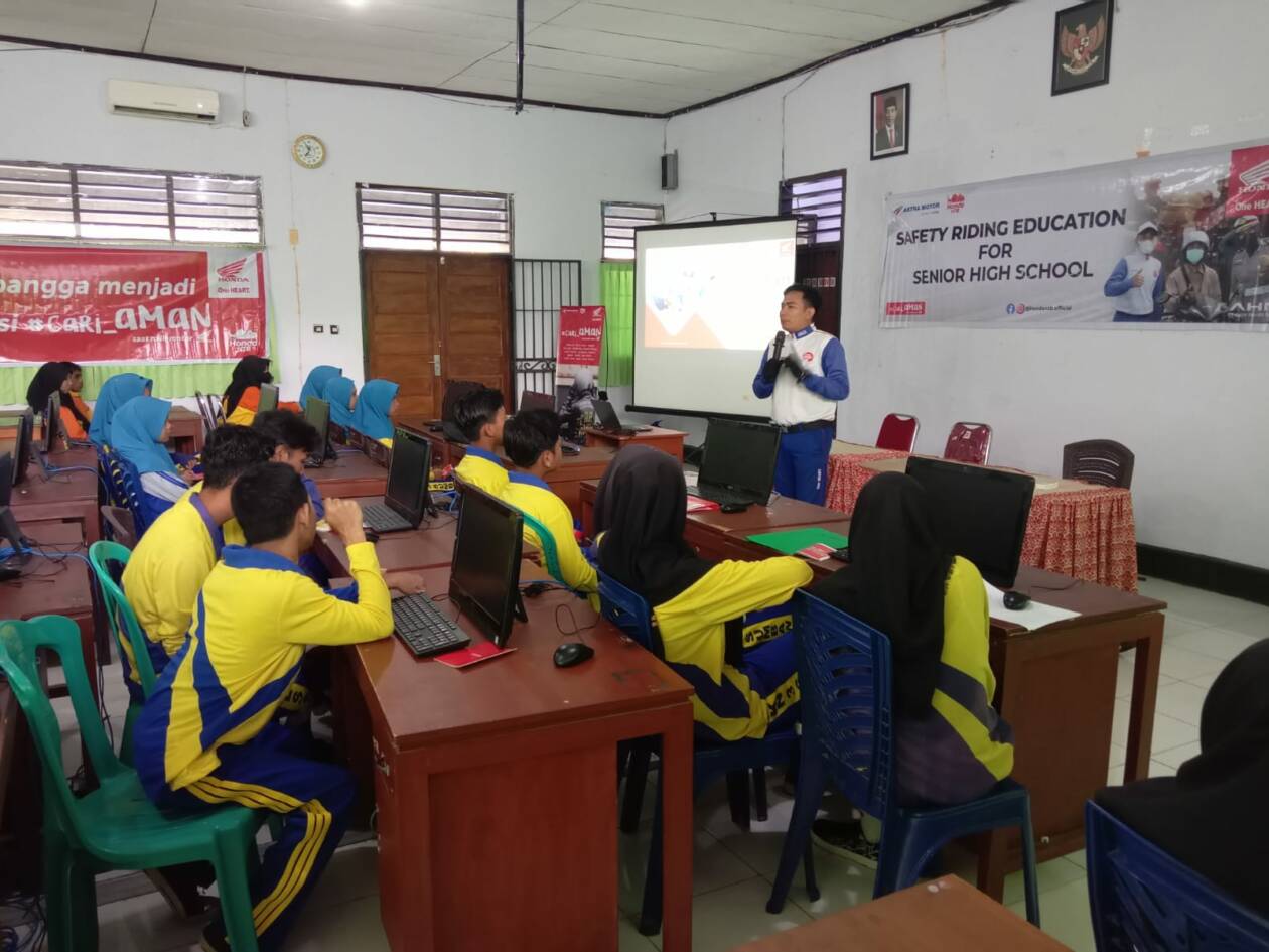 Tim safety riding Astra motor NTB saat memberikan edukasi di SMKN 3 Sumbawa Besar. (Jonda for Lombok Post)