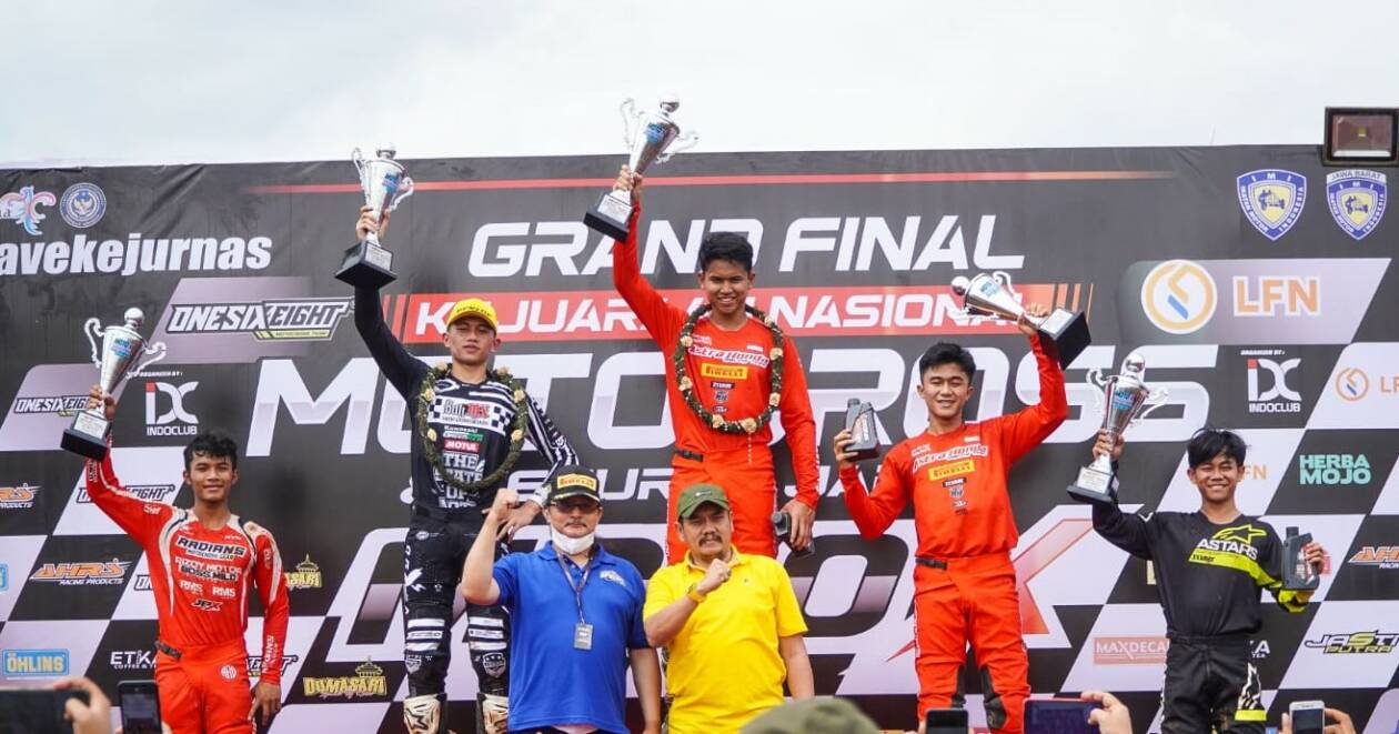 Naik Podium : Crosser Astra Honda Racing Team (AHRT) M. Delvintor Alvarizi berhasil menjadi jawara pada ajang Kejuaraan Nasional (Kejurnas) Motocross 2022 kelas MX2. (Honda for Lombok Post)