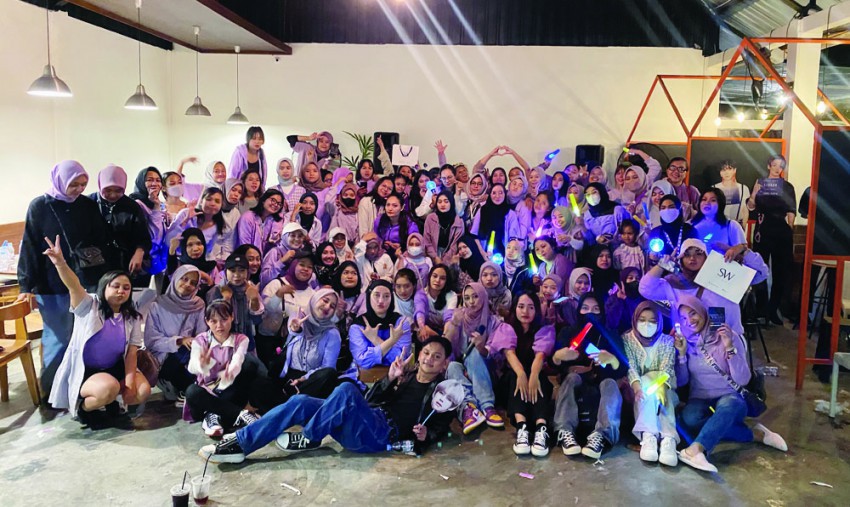 ANTUSIAS: Ratusan Army hadir dalam acara New Years Eve Party digelar Bangtan Sunshine Project di lokasi Es Kepal Mataram belum lama ini (IST/LOMBOK POST)