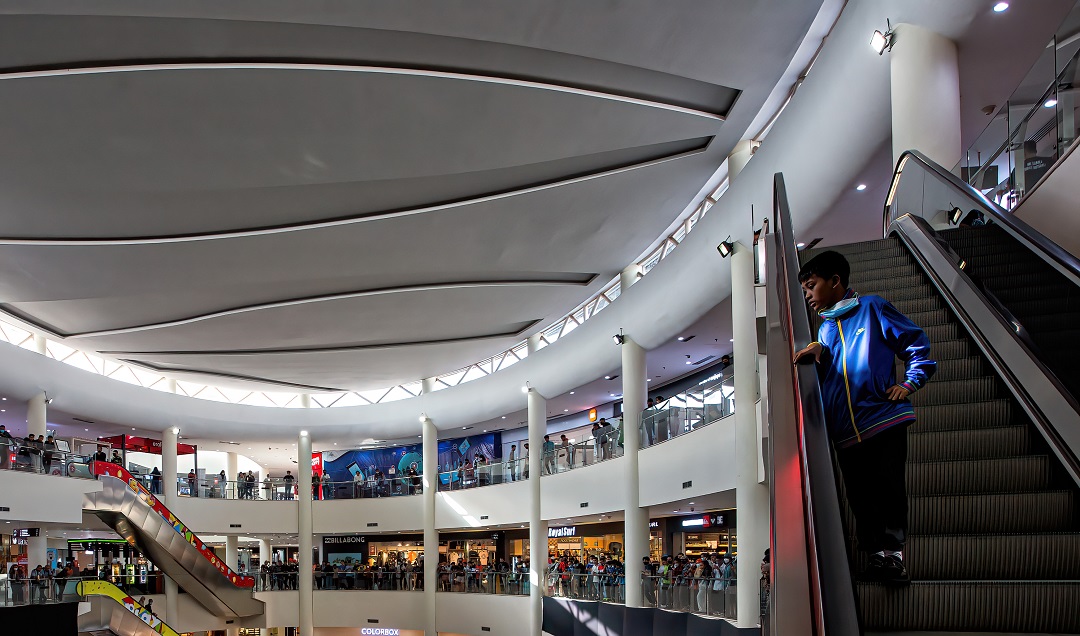 MEGAH: Salah satu sudut LEM, pusat perbelanjaan kebanggaan masyarakat NTB, beberapa waktu lalu.(IVAN/LOMBOK POST)