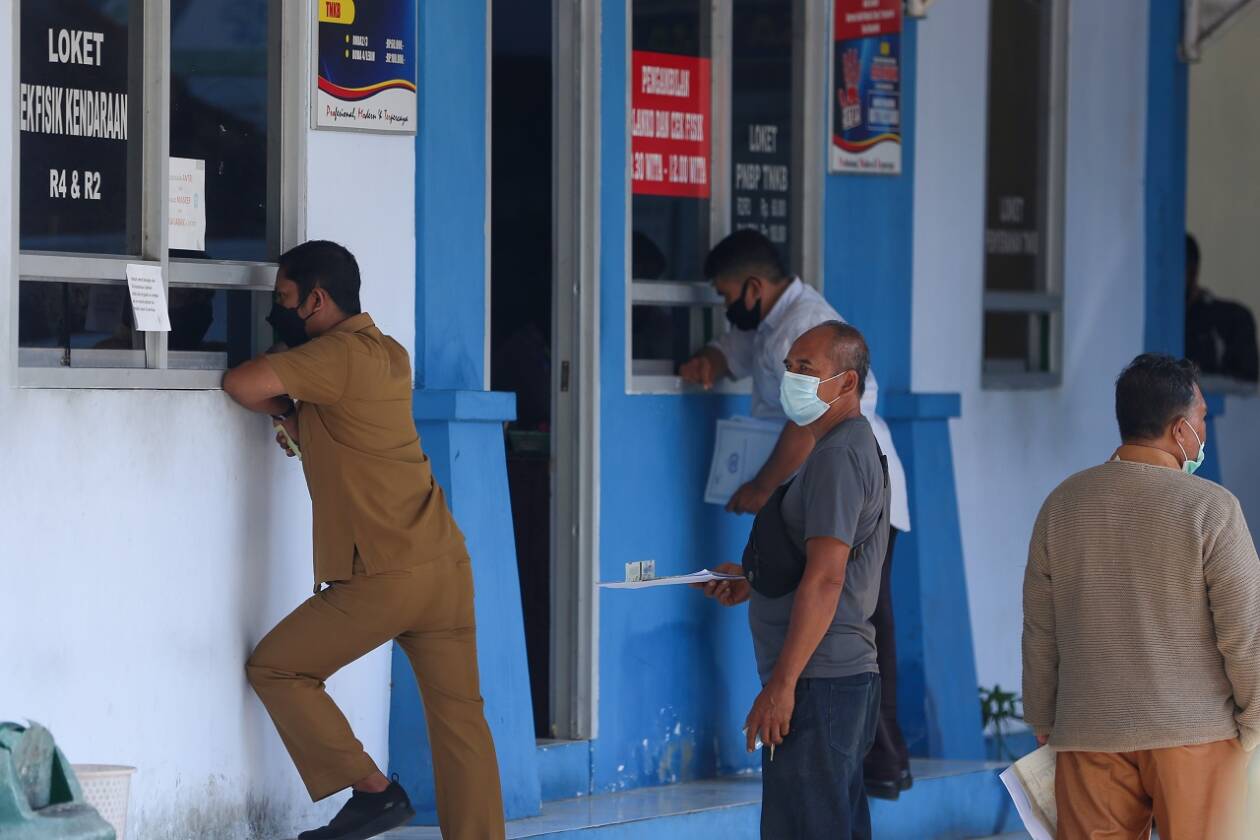 ILUSTRASI: Sejumlah warga menunggu giliran untuk pengurusan pajakan kendaraan di Kantor Samsat Mataram, beberapa waktu lalu. (Ivan/Lombok Post)