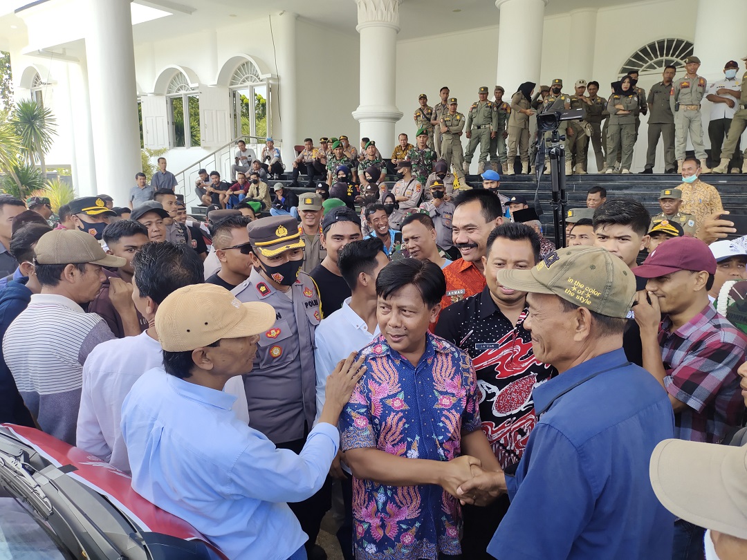 TEMUI PENDEMO: Sekda KSB Amar Nurmansyah menemui pendemo di depan kantor Bupati KSB. (FARUK/LOMBOK POST)