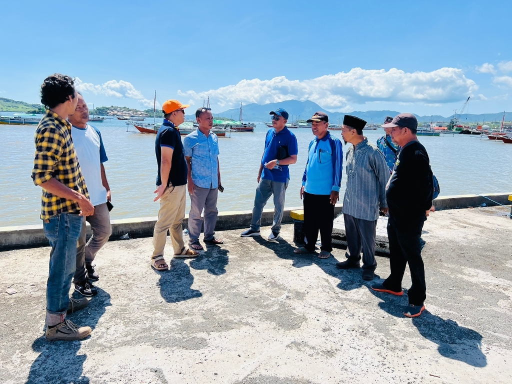 BAKAL DIPERPANJANG: Kepala Dislutkan NTB Muslim (empat dari kanan) bersama rombongan meninjau kondisi dermaga PPI Sape, Bima, Sabtu (14/1). (Muslim for Lombok Post)