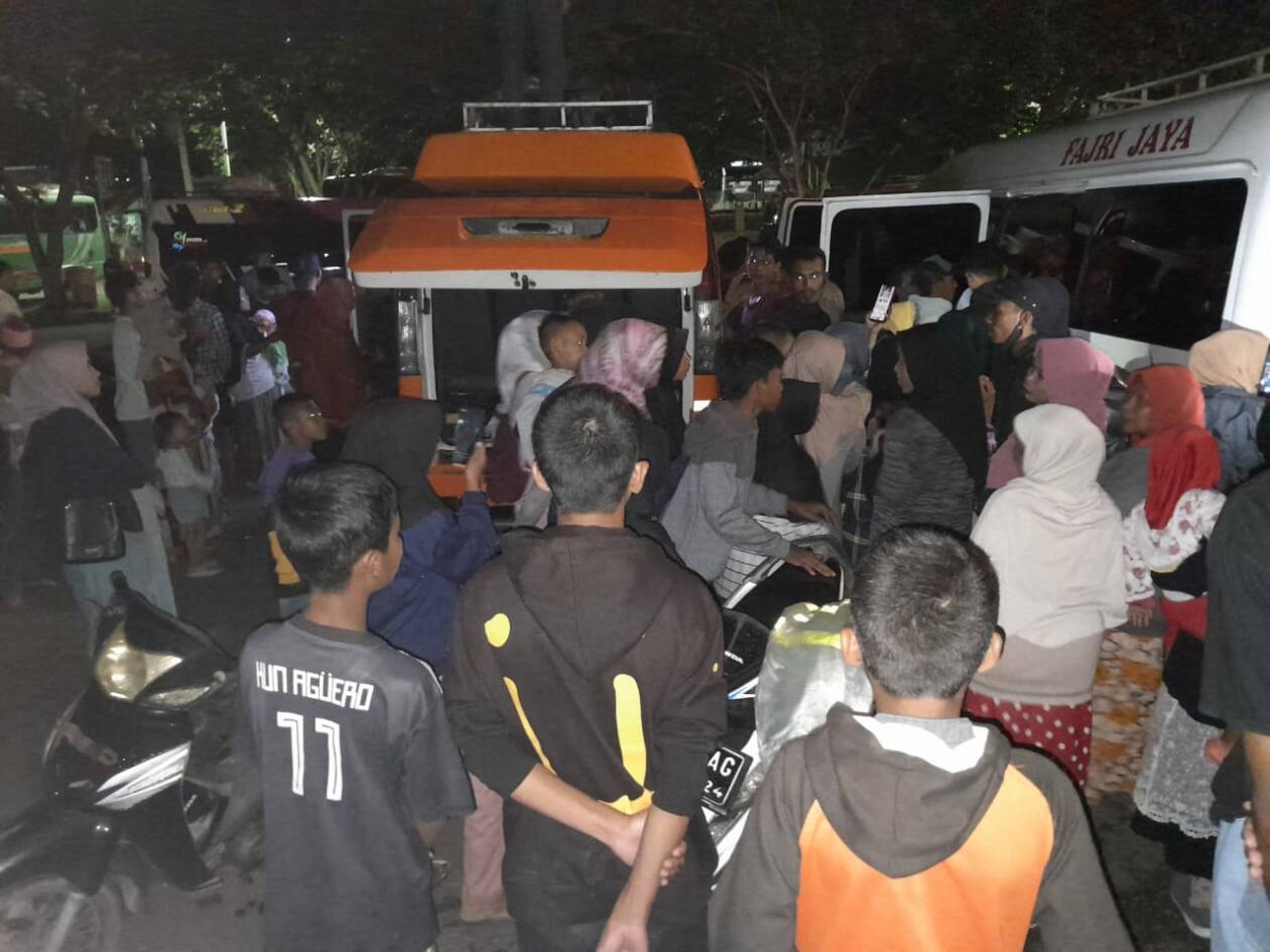 MERANTAU: Warga KSB yang berangkat menuju Kabupaten Morowali untuk bekerja di sejumlah perusahaan.(IST/LOMBOK POST)