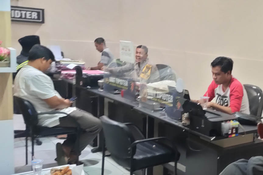 BUKAN PENCULIKAN: Sejumlah perangkat desa Badrain diklarifikasi polisi di Mapolresta Mataram, Rabu malam (1/2). (Harli/Lombok Post)