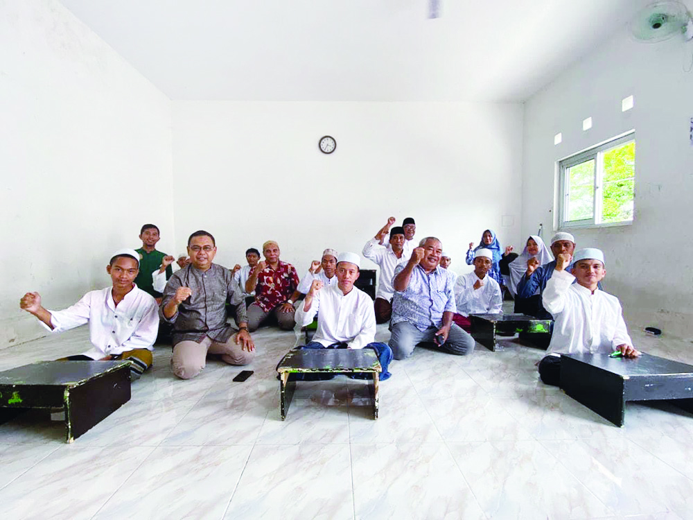FASILITASI LAYANAN PENDIDIKAN: Kepala Dinas Dikbud NTB H Aidy Furqan (kacamata), Kepala SMAN 2 Gerung Abdul Kadir Alaydrus (batik merah) dan Kepala Bidang Pembinaan SMA Dinas Dikbud NTB H Muhammad Hidlir (batik biru) berfoto bersama anak didik SMA Terbuka