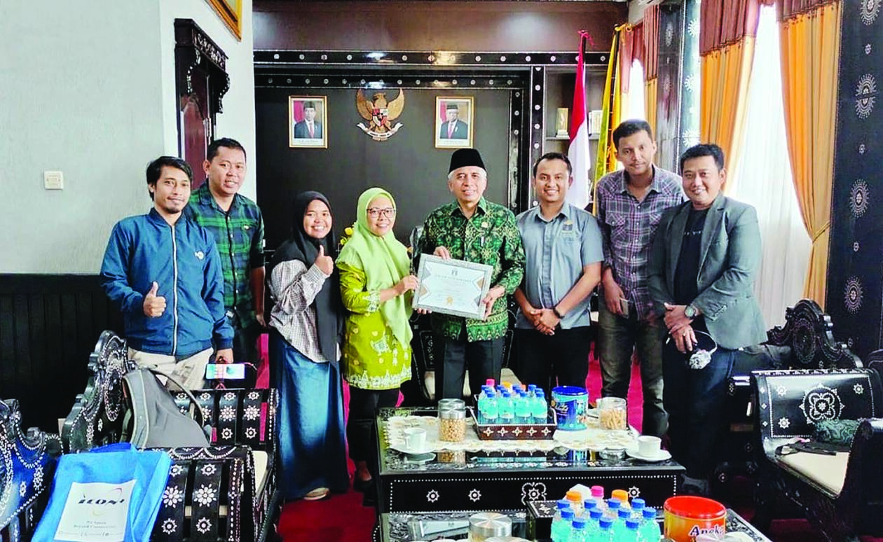 DUKUNG PER PROFESIONAL: Ketua DPRD Kota Mataram H Didi Sumardi mendapatkan penghargaan dari Forum Wartawan Kota Mataram karena berkontribusi mewujudkan Pers Profesional di Kota Mataram dalam peringatan Hari Pers Nasional Kamis (9/2).( DOK LOMBOK POST)