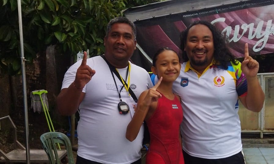 EMAS: I Nengah Nandini (tengah) meraih dua medali emas dari cabor renang, kemarin (20/2).( KONI MATARAM FOR LOMBOK POST)