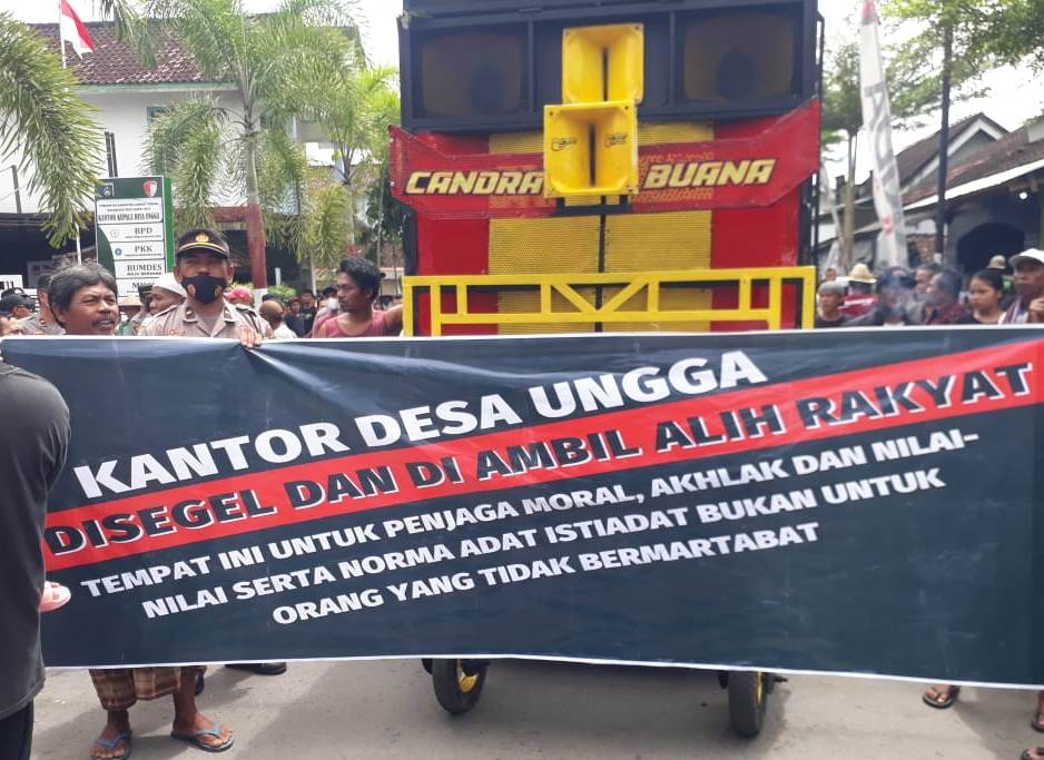 DEMO: Para pengunjuk rasa saat memperlihatkan baliho tuntutan mereka di kantor Desa Ungga, Kecamatan Praya Barat Daya, Loteng, Selasa (7/2).