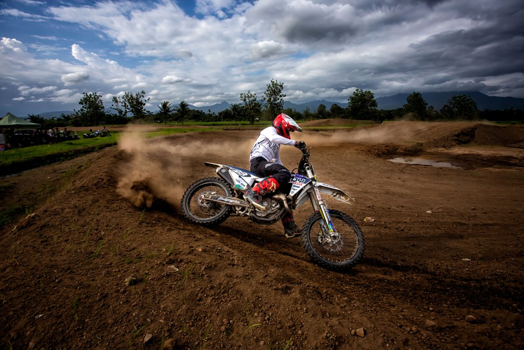 JAJAL TREK: Salah seorang crosser menjajaki trek Sirkuit Tohpati yang batal digunakan untuk balapan MXGP Lombok 2023. (Ivan/Lombok Post)