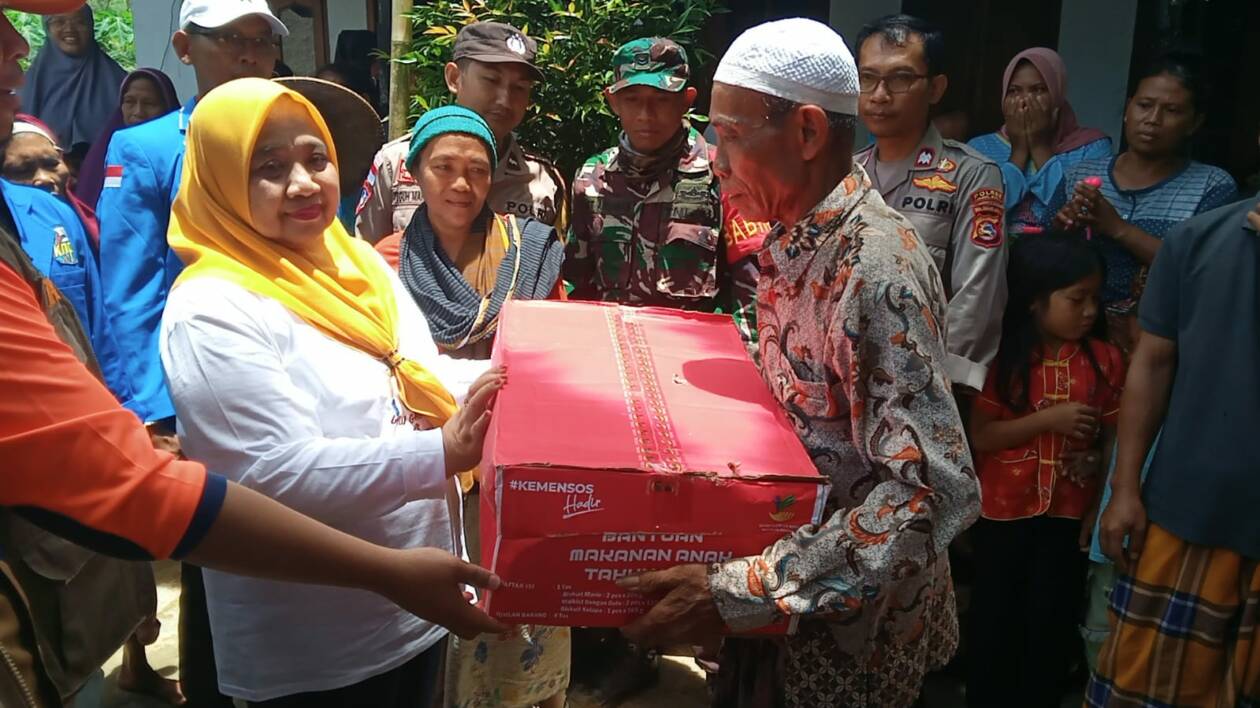 RINGANKAN BEBAN: Wakil Bupati menyerahkan bantuan kepada korban terdampak bencana banjir di Kecamatan Sekotong. (Habibul Adnan for Lombok Post)