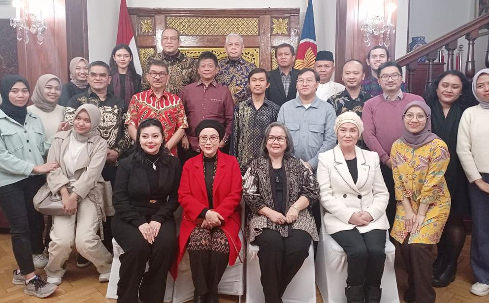 SAMBANGI MAHASISWA NTB: Anggota Komisi VIII DPR RI Nanang Samudra (belakang tengah) saat saat mengunjungi mahasiswa asal NTB yang ada di Praha Republik Ceko pekan lalu.( DOK PROBADI NANANG SAMUDRA UNTUK LOMBOK POST)