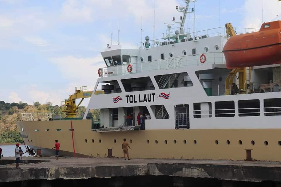 BONGKAR MUAT: Aktivitas bongkar muat di Pelabuhan Calabai, Kabupaten Dompu, belum lama ini. (Istimewa)
