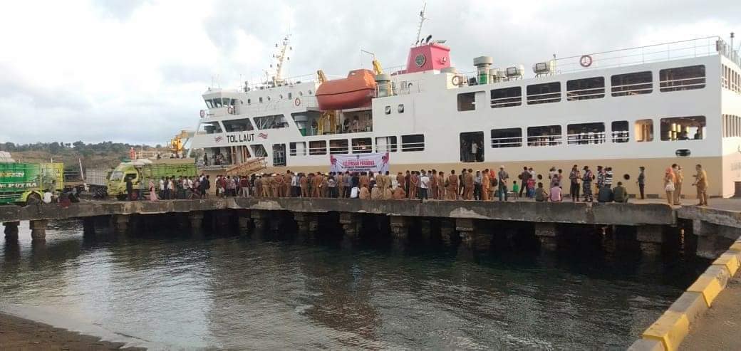 BONGKAR MUAT: Aktivitas bongkar muat di Pelabuhan Calabai, Kabupaten Dompu, belum lama ini.(FACEBOOK)