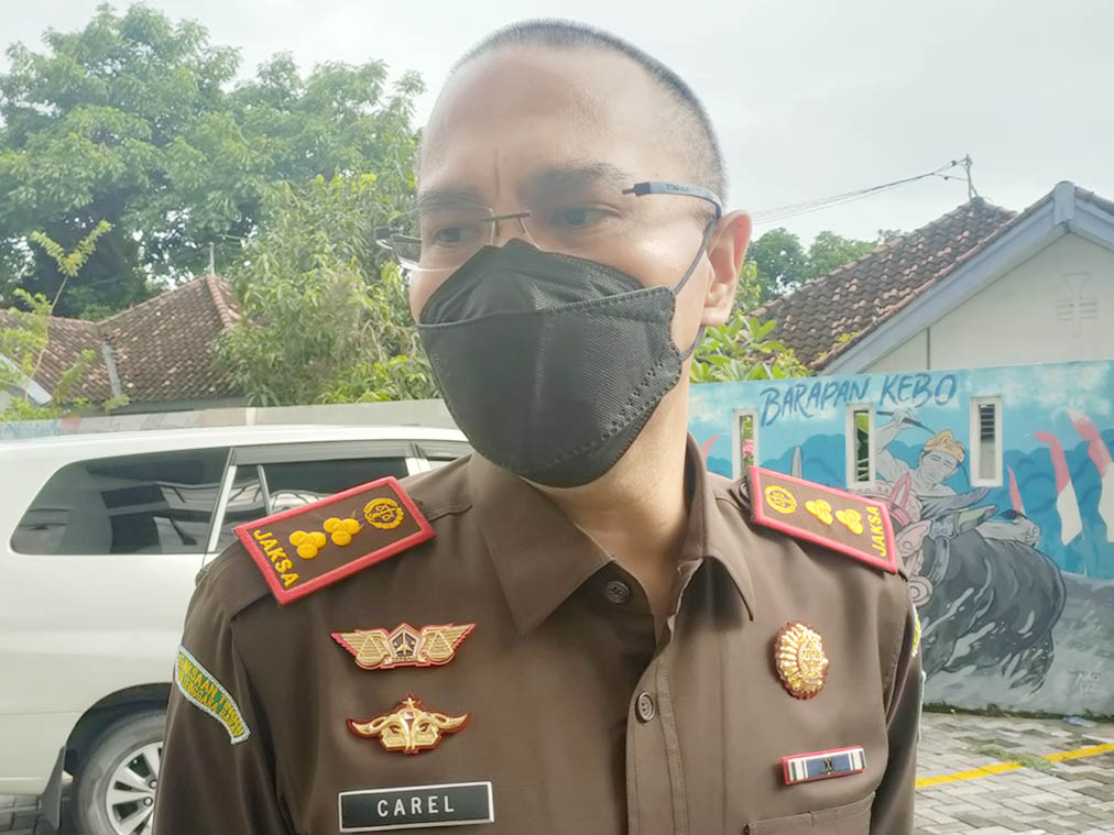 Kajari Dompu Marlambson Carel Williams. (Dok/Lombok Post)