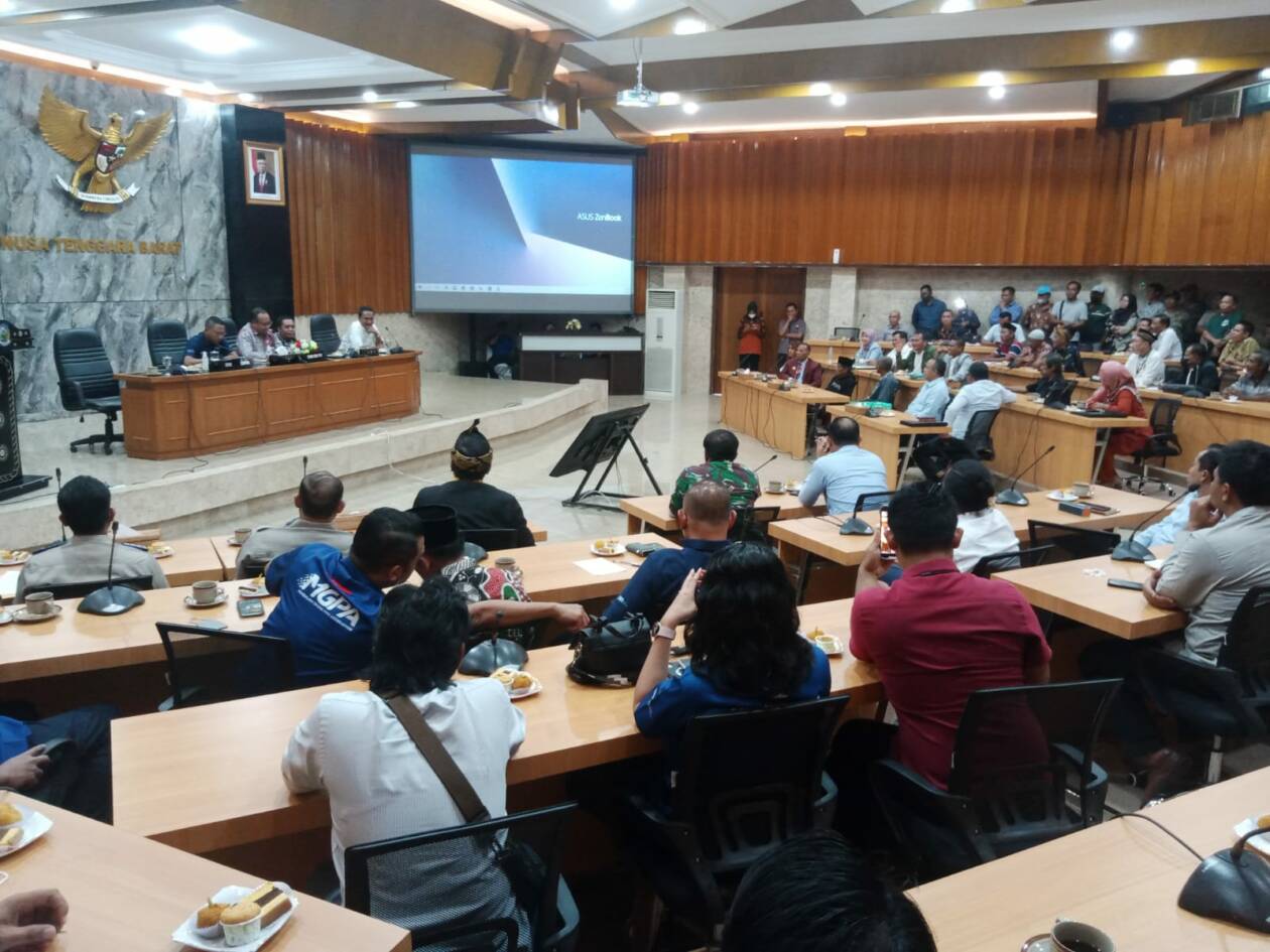 SANDING DATA: Kegiatan sanding data berupa penyerahan data dari ITDC kepada Pemprov NTB terkait klaim lahan di KEK Mandalika, Selasa (14/2). (Didit/Lombok Post)