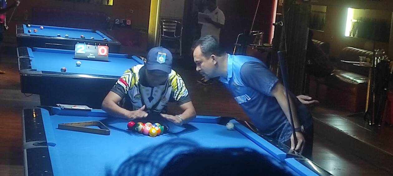 BILIAR: Bupati Dompu Kader Djaelani turun di cabor biliar, kemarin (19/2)