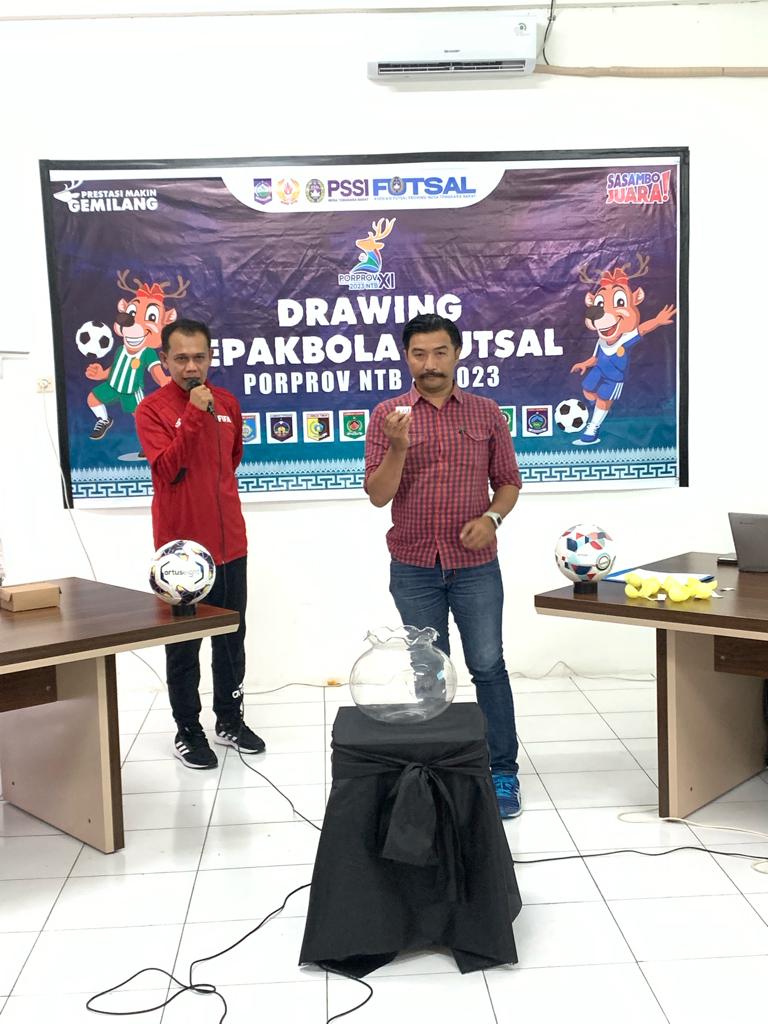 DRAWING: Manajer Tim Futsal Lombok Tengah Felix menunjukkan undian pembagian tim dalam drawing yang digelar di Asprov PSSI NTB, Sabtu (5/2).(ASPROV PSSI NTB FOR LOMBOK POST)