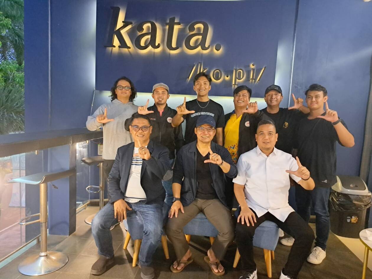 FINALISASI: Ketua Pengprov ESI NTB Wara Winahya (tengah/duduk) bersama jajaran pengurus ESI NTB usai rapat finalisasi pelaksanaan Porprov XI/2023, kemarin (9/2).(ESI NTB FOR LOMBOK POST)