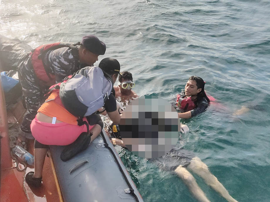 EVAKUASI JASAD: Tim gabungan SAR mengevakuasi jasad turis Amerika yang tewas tenggelam saat menyelam di perairan Gili Trawangan, Senin (20/2). (SAR for Lombok Post)