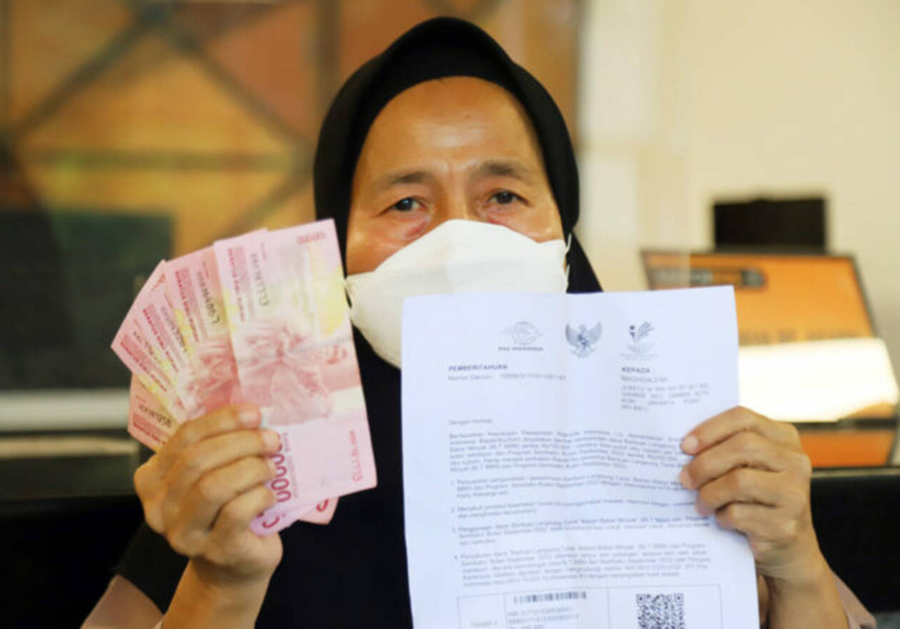 PENERIMA BLT: Seorang warga menunjukan uang BLT yang baru saja diterima dari pemerintah desa, belum lama ini.(DOK JPG)