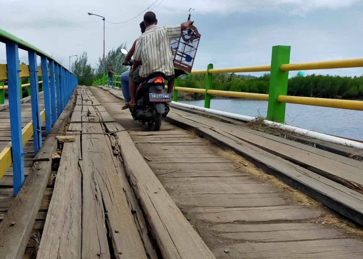 MEMBAHAYAKAN: Kondisi jembatan kayu penghubung antara Dusun Puyahan dan Dusun Cemara di Desa Lembar Selatan. (IST/LOMBOK POST)