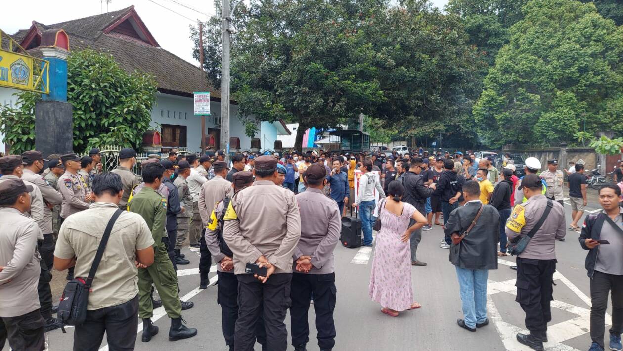 MAKSA TETAP BUKA: Massa yang mengaku dari pengusaha kafe dan warga terdampak melakukan aksi demonstrasi di halam Kantor Desa Suranadi. (HABIBUL ADNAN/LOMBOK POST)